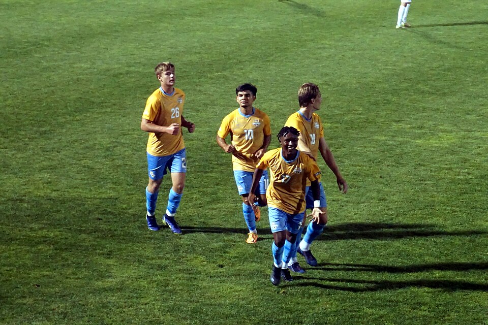 Aficionados viendo un partido de liga en un bar deportivo