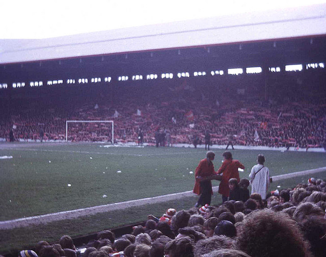 Estadio de Anfield lleno durante un partido de Premier League